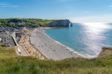 Etretat, Fransa - 05 31 2019: Et uçurumlarının panoramik görünümü