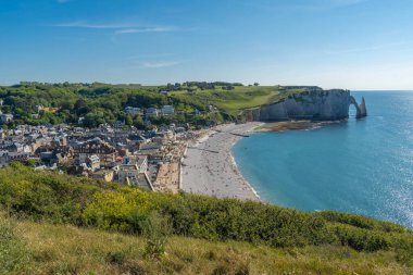 Etretat, Fransa - 05 31 2019: Et uçurumlarının panoramik görünümü