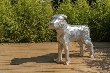 Etretat, Fransa - 05: 31 2019: Etretat Bahçeleri. Köpekler...
