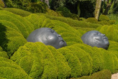 Etretat, Fransa - 05: 31 2019: Etretat Bahçeleri. Yağmur damlaları