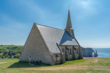 Etretat, Fransa - 05: 31 31 2019: Balıkçı Şapeli t 'nin üstünde