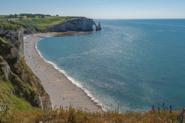 Etretat, Fransa - 05 31 2019: Et uçurumlarının panoramik görünümü