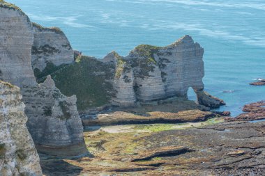 Etretat, Fransa - 05 31 2019: Et uçurumlarının panoramik görünümü