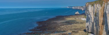 Etretat, Fransa - 05 31 2019: Et uçurumlarının panoramik görünümü