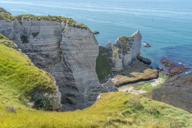 Etretat, Fransa - 05 31 2019: Et uçurumlarının panoramik görünümü
