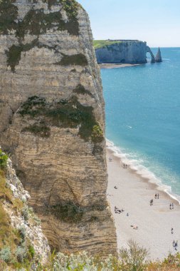 Etretat, Fransa - 05 31 2019: Et uçurumlarının panoramik görünümü