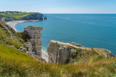 Etretat, Fransa - 05 31 2019: Et uçurumlarının panoramik görünümü
