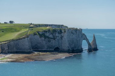 Etretat, Fransa - 05 31 2019: Et uçurumlarının panoramik görünümü