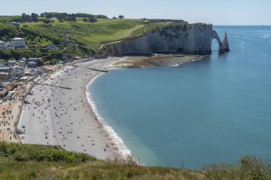 Etretat, Fransa - 05 31 2019: Et uçurumlarının panoramik görünümü