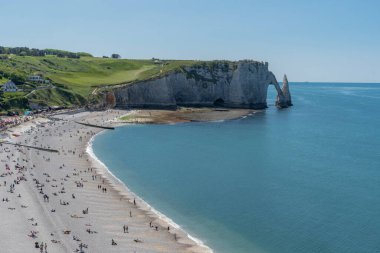 Etretat, Fransa - 05 31 2019: Et uçurumlarının panoramik görünümü