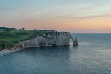 Etretat, Fransa - 05 31 2019: Et uçurumlarının panoramik görünümü