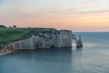 Etretat, Fransa - 05 31 2019: Et uçurumlarının panoramik görünümü