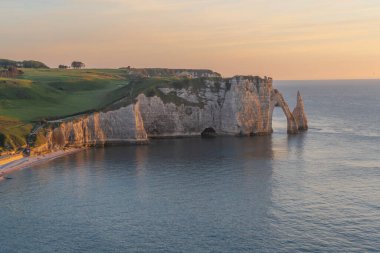 Etretat, Fransa - 05 31 2019: Et uçurumlarının panoramik görünümü