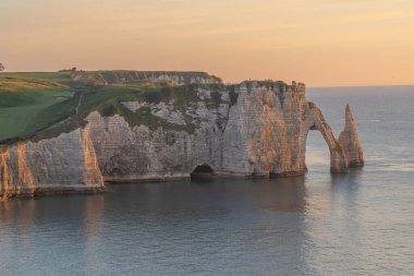 Etretat, Fransa - 05 31 2019: Et uçurumlarının panoramik görünümü