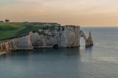 Etretat, Fransa - 05 31 2019: Et uçurumlarının panoramik görünümü