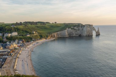 Etretat, Fransa - 05 31 2019: Et uçurumlarının panoramik görünümü