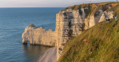 Etretat, Fransa - 05 31 2019: Et uçurumlarının panoramik görünümü