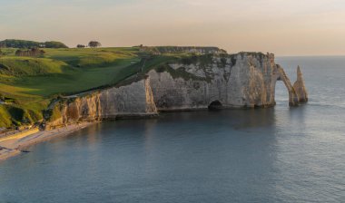 Etretat, Fransa - 05 31 2019: Et uçurumlarının panoramik görünümü