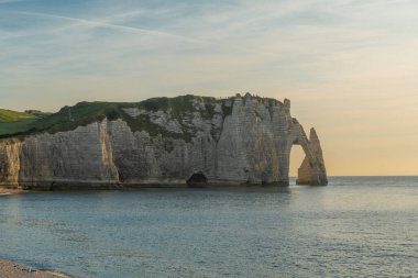 Etretat, Fransa - 05 31 2019: Et uçurumlarının panoramik görünümü