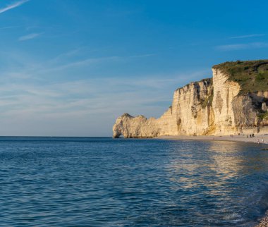 Etretat, Fransa - 05 31 2019: Et uçurumlarının panoramik görünümü