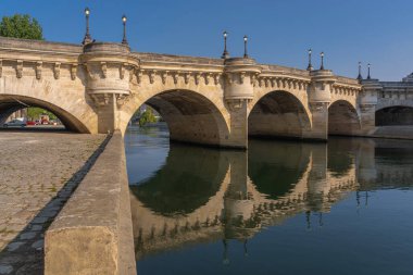 Paris, Fransa - 05 02 02 2021: Le pont Neuf ve Ile de la Cite 'nin Quai de Seine' deki panoramik manzarası