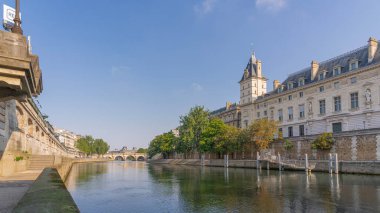 Paris, Fransa - 05 02 02 2021: Le pont Neuf ve Ile de la Cite 'nin Quai de Seine' deki panoramik manzarası