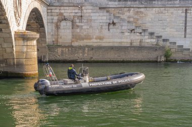 Paris, Fransa - 05 02 2021: Paris itfaiyecileri Le pont Neuf ve Ile de la Cite yakınlarında Quai de Seine 'de eğitim yapıyorlar
