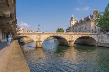 Paris, Fransa - 05 02 2021: Saint-Michel köprüsünün Quai de Seine 'den panoramik görüntüsü