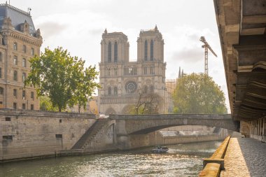 Paris, Fransa - 05 02 2021: Notre-Dame Katedrali 'nin panoramik manzarası ve Quai de Seine' den Saint-Michel Köprüsü altında Ile de la Cite