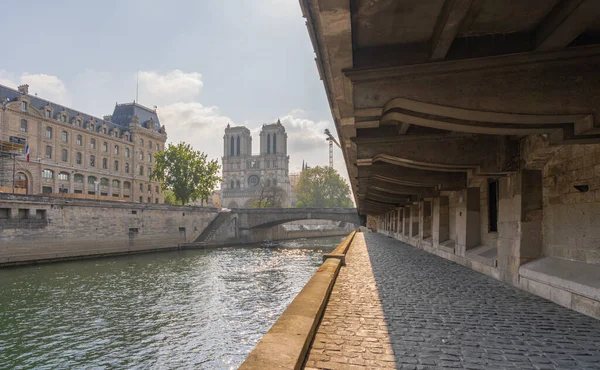 2021年2月5日至2日 法国巴黎 圣米歇尔桥下圣母院和圣母院的全景 — 图库照片
