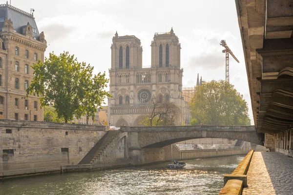Paris, Fransa - 05 02 2021: Notre-Dame Katedrali 'nin panoramik manzarası ve Quai de Seine' den Saint-Michel Köprüsü altında Ile de la Cite