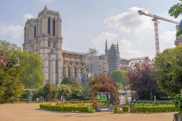 フランス 2021年 広場からノートルダム大聖堂の眺めルネ ヴィヴィアーニ歴史的教会の近くの絵のような公園 — ストック写真