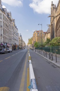 Paris, Fransa - 05 02 2021: Latin mahallesi. Renkli ışıkları olan ünlü ve tipik bir sokak ve restoran.