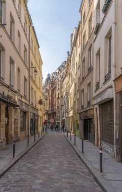 Paris, Fransa - 05 02 2021: Latin mahallesi. Renkli ışıkları olan ünlü ve tipik bir sokak ve restoran.
