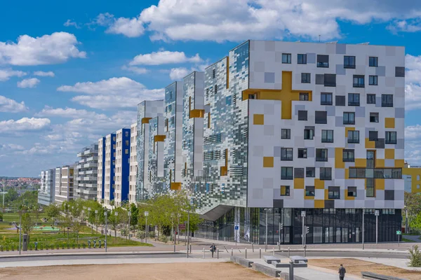 Nanterre, Fransa - 05 02 2021: La Defense bölgesi. Kemer Terası 'ndan modern binaların görüntüsü