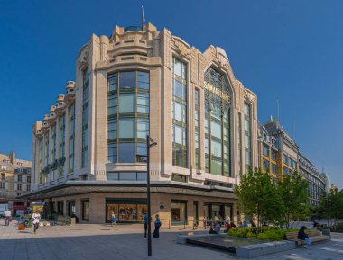 Paris, Fransa - 07 02 2021: La Samaritaine mağazası. Pont Neuf 'un dış görünüşü