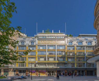 Paris, Fransa - 07 02 2021: La Samaritaine mağazası. Pont Neuf 'un dış görünüşü