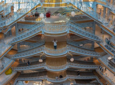 Paris, Fransa - 07 02 2021: La Samaritaine mağazası. Binanın içeriden görünüşü