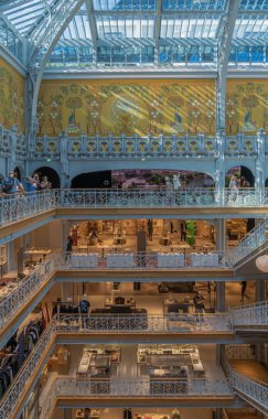 Paris, Fransa - 07 02 2021: La Samaritaine mağazası. Binanın içeriden görünüşü