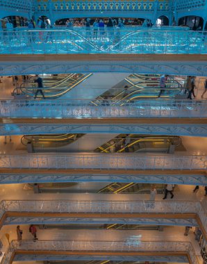 Paris, Fransa - 07 02 2021: La Samaritaine mağazası. Binanın içeriden görünüşü