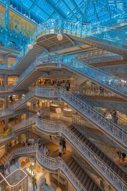 Paris, Fransa - 07 02 2021: La Samaritaine mağazası. Binanın içeriden görünüşü