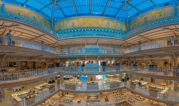 Paris, Fransa - 07 02 2021: La Samaritaine mağazası. Binanın içeriden görünüşü