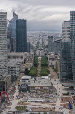 La Defense Paris, Fransa - 07: 14 2021: Savunma kulelerinin panoramik manzarası