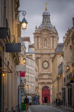 Paris, Fransa - 07: 16 2021: Sevigne Caddesi 'ndeki Saint-Paul Saint-Louis Kilisesi' nin görünüşü
