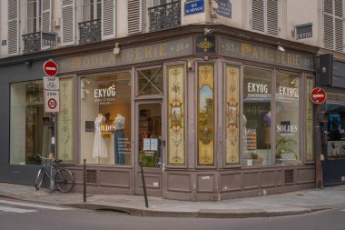Paris, Fransa - 07 16 2021: Le Marais bölgesi. Tipik bir dükkan görüntüsü.