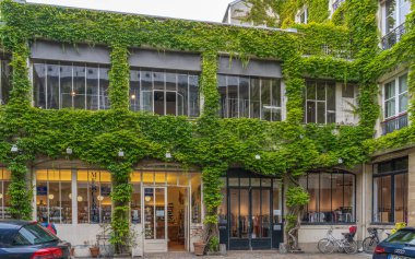 Paris, Fransa - 07 16 2021: Le Marais bölgesi. Tipik bir dükkan görüntüsü.