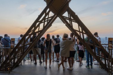 Paris, Fransa - 07 22 22 2021: Eyfel Kulesi: Günbatımında Eyfel Kulesi 'nden Paris manzarasına bakan turistler