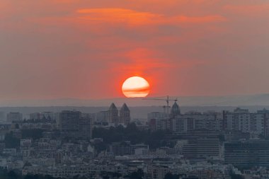 Paris, Fransa - 07 22 2021: Eyfel Kulesi: Paris ve La Defense üzerinde gün batımı