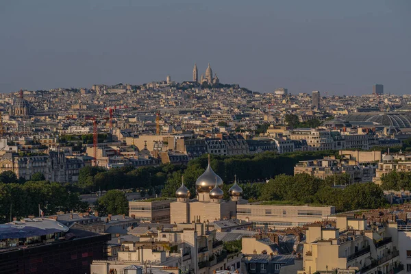 フランス 2021年7月 エッフェル塔 パリの日没時に聖三位一体とモンマルトル地区の大聖堂の眺め — ストック写真