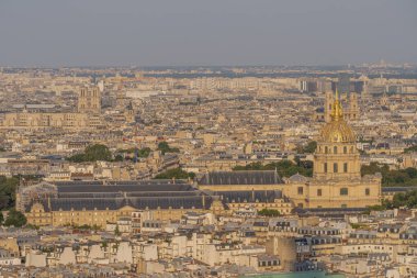 Paris, Fransa - 07 22 2021: Eiffel Kulesi: Paris 'te günbatımında otel manzarası